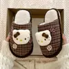 Chinelos de algodão felpudo Song Xiaoke para mulheres, novo modelo 2026, antiderrapantes, fofos, quentes para o inverno, sapatos de maternidade KT cat felpudos com sola grossa