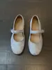 Sapatilhas Femininas 2026 Novo Estilo Tira Única Couro Macio Exquisite Francês Bico Redondo Mary Janes Corte Baixo Fundo Plano Sapatos Mary Jane Prateados