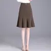 Falda midi de color liso con cintura elástica, que cubre la cadera, corte ajustado para mujer, nueva moda versátil de cola de pez otoño 2026