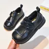 Zapatos de cuero negros de suela blanda para estudiantes niños, nuevos zapatos de actuación primavera y otoño para niñas, zapatos de vestir sencillos estilo británico para niños en stock