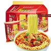 Macarrão Instantâneo Refrescante Sabor Carne Braiseada Master Kong, um Lanche Rápido e Fácil para Desejos Noturnos