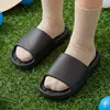 Sandalias cómodas familiares para niños y niñas, para uso en verano en casa y en el baño, de suela gruesa, antideslizantes, sin olor
