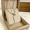 Nuevo producto transfronterizo: Cadena de clavícula elegante y versátil de lujo ligero con incrustaciones de microdiamantes, collar de acero de titanio, accesorio de joyería que no se decolora