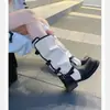 Fivela de cinto estilo retrô francês com botas de moto femininas bico redondo botas de cano alto botas de montaria estilo novo outono e inverno bicolores para usar