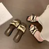 Sandalias de una tira para mujer 2026 Primavera/Verano Nuevo estilo Pantuflas de alta gama para interior para uso en casa y al aire libre Sandalias planas