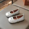 Sapatos de Princesa para Menina 2026 Primavera/Outono Novos Sapatos de Couro Infantis Menina Sapatilhas de Verniz com Laço Mocassins para Bebê Menina