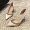 Sapatos de casamento de cor champanhe para o início do outono, com bico fino, acabamento em cetim e salto agulha, adequados para o uso diário, simples e brilhantes com strass, novos saltos altos estilo francês