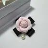 Broche de Camelia con Lazo Pequeño Fragante Estilo Francés Suqi para Mujer, Accesorio de Broche Pin de Moda de Gama Alta y Elegante