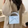 Bolsa quadrada pequena versátil estilo coreano para jovens mulheres, novo modelo da moda 2026, de mão, bolsa de ombro, verão, transversal simples