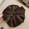 Estilo Casual Preguiçoso Outono e Inverno Scrunchie Oversized Estampado de Leopardo com Toque de Luxo para Penteados de Coque Baixo, Elástico de Cabelo para Mulheres