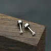 Pendientes de botón de aguja fina con incrustación de diamante de cuatro garras y hebilla roscada simple estilo ins japonés y coreano pendientes de botón para el lóbulo de la oreja de circón súper brillante de lujo ligero