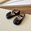 Zapatos de Cuero Pequeños de Moda para Niñas 2025 Nuevas Llegadas de Primavera Mocasines Elegantes de Perlas para Niños Zapatos Individuales Suaves para Niñas Suela Suave Zapatos de Princesa