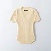 Camiseta de punto acanalado elegante de manga corta con cuello en V estilo coreano para mujer, nuevo modelo de verano, corte ajustado, top versátil que estiliza la cintura