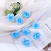 Un Fabricante de Cabezas de Mini Rosas Artificiales Hechas a Mano para Proyectos de Bricolaje, Sombreros, Pantuflas, Ramos, Coronas y Flores Decorativas