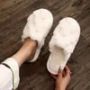2024 Nuevo al por mayor transfronterizo Zapatillas de pompón para el hogar Baotou Cálidas Antideslizantes de algodón Zapatillas de algodón con forro de felpa engrosado