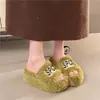 Nuevas pantuflas cálidas y gruesas para mujer, peludas, con bordado de letras, para uso en casa en otoño e invierno, pantuflas de algodón 2026 con forro de felpa