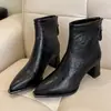 Producción en línea de montaje de nuevas botas de otoño e invierno, suaves y cómodas