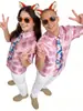 Nick Pareja Outfits Zootopia 2 Camisa Rosa Estampada de Manga Corta Atuendo para Cita de Halloween Estilo Casual