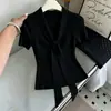 Suéter de punto de manga corta con cuello en V y lazo de cinta para mujer, de verano, seda helada, acanalado, corte ajustado, ceñido a la cintura, top versátil para el trabajo