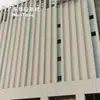Paneles de pared de UHPC con forma irregular antienvejecimiento, componentes de hormigón visto con forma de arco suave, utilizados como paneles de pared exteriores para distritos comerciales urbanos ribereños.