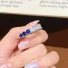 Novo Anel Exquisito de Alta Qualidade Cravejado com Diamantes e Safiras para Mulheres Anel Criativo Color Blocking com Faixa de Zircônia Branca Anel de Cauda Anel Aberto