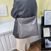Bolso de hombro nuevo de otoño e invierno de 2024, bolso de mano de gran capacidad a la moda para estudiantes universitarios de este año, bolso de hombro para mujer