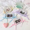 Portatarjetas Horizontal de PVC con Alas de Ángel Estilo Coreano para Fans de K-Pop Estuche Protector Pequeño para Tarjetas de 3 Pulgadas con Lazo de Cinta Exhibidor Pequeño de Tarjetas