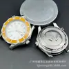 Relógio masculino estilo executivo com movimento chinês NH35, um modelo popular para exportação, apresentando um movimento mecânico totalmente automático e um mostrador luminoso