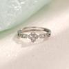 Anillo de Zirconia de Trébol de Cuatro Hojas para Mujer Moda Mismo Estilo que Little Red Book Lujo Ligero Flor Incrustada de Diamantes Cadena de Hierba de la Suerte Anillo para Dedo Índice