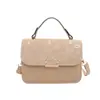 Bolso de hombro nuevo, elegante y minimalista de 2026 con un diseño único, que irradia un ambiente sofisticado y elegante; un bolso cruzado pequeño cuadrado, elegante y texturizado