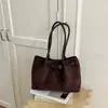 Nova bolsa de mão simples de grande capacidade transfronteiriça para mulheres, bolsa de ombro versátil, bolsa tote de nicho de luxo leve de grande capacidade