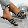 Pantuflas de strass estilo coreano 2026 modelo nuevo, talla grande, sandalias de plataforma baja casuales para mujer para uso exterior y playa