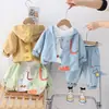 Ropa de Primavera 2024 para Niños Estilo Nuevo Estilo Bebé Camisa con Cremallera de Dinosaurio Pantalones de Algodón Conjunto de Tres Piezas Fabricante Directo Venta al por Mayor