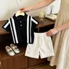 Ropa infantil estilo coreano 2026 verano nuevo bloque de color blanco y negro cuello polo tejido manga corta niños blancos shorts casuales modernos