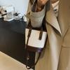 Bolsa Pequena de Contraste de Cores de Luxo para Mulheres 2025 Nova Tendência Popular Bolsa Transversal Moda Super Quente Bolsa de Ombro Único Estilo Balde