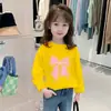 H2242 # Camiseta de Manga Longa para Meninas, Novo Estilo Primavera 2025, Blusa de Corte Regular para Crianças Maiores, Camada Base Estilosa com Desenho.