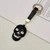 Llavero creativo de calavera con incrustaciones de diamantes para Halloween, un colgante de bolso elegante y exquisito, llavero de calavera para coche
