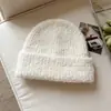Atacado de fábrica de gorros de tricô prontos para envio, simples, macios e aconchegantes para homens e mulheres, com mistura de lã para calor adicional e proteção para as orelhas no inverno.