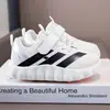 Sapatos Infantis de Couro 2026 Primavera e Outono Novos Tênis de Corrida Unissex Estudante Estilo Coreano Tênis de Treino Sapatos Esportivos Casuais