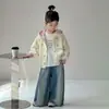 Ropa exterior de primavera y otoño para niñas, nuevo y elegante sombrero con ribete de encaje para bebé niña 2026, top cárdigan de bloques de color, ropa de otoño para niños