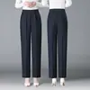 Nueva colección de otoño de pantalones de pierna recta para mujeres de mediana edad y mayores, con cintura alta, corte holgado, efecto adelgazante, cintura elástica y un estilo relajado y casual en color café.