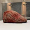 Gorra de lana a cuadros estilo newsboy vintage para hombres y mujeres, estilo británico de otoño e invierno, gorra versátil ajustable de ala corta