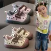 Novos sapatos de caminhada para bebês com biqueira fechada, sapatos infantis de outono, sapatos macios e antiderrapantes para bebês que estão aprendendo a andar, sapatos de praia infantis, sapatos esportivos