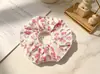 Bonitos scrunchies de dibujos animados coloridos con colores contrastantes y alto atractivo estético, ligas para el cabello y accesorios. Stock al por mayor disponible
