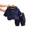 Conjunto de Invierno para Niños 2027 Nuevo Elegante Ropa de Invierno Engrosada para Niños, Chaleco Cálido y Sudadera Conjunto de Tres Piezas Moderno