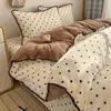 Juego de ropa de cama de cuatro piezas de terciopelo de leche para invierno, acolchado engrosado y forrado de felpa, sábana doble y funda de edredón