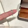Anillo de Corazón Hueco Entrelazado Incrustado con Diamantes para Mujer, Estilo Nuevo, Banda Delgada, Diseño Abierto, Anillo Versátil para el Dedo Índice para el Viaje Diario