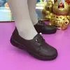 Sapatos femininos de couro macio 2026 novo modelo de outono sapatos para mães com sola macia e cabedal macio, sapatos baixos femininos antiderrapantes para meia-idade e idosos