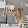 Roupas Esportivas ao Ar Livre Infantis Meninos e Meninas Bebê Primavera e Outono Estilo Coreano Conjunto de Três Peças com Capuz e Bolsos Novo Modelo 2026 Tendência