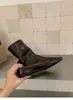 Nueva Colección Otoño/Invierno 2026: Botines Retro de Tacón Cuña para Mujer con Punta Cuadrada, Detalle de Solapa y Tacón Oculto para una Silueta Estilizadora